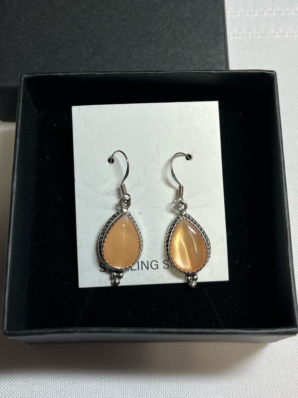 New sterling silver peach pink mother of pearl dangle earrings. 925.